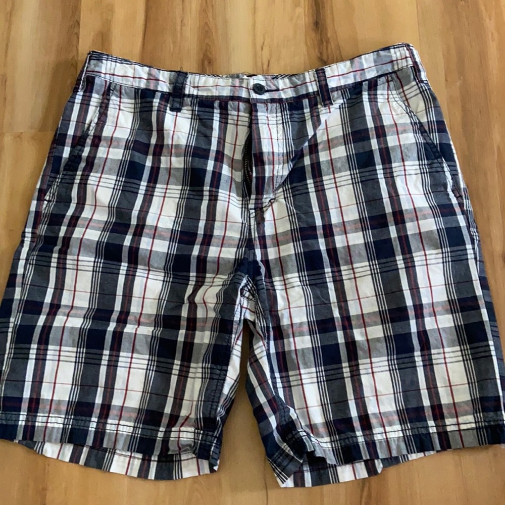 Men’s plaid shorts, size 34. Great condition